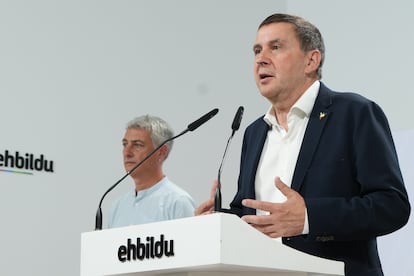 El coordinador general de EH Bildu, Arnaldo Otegi, en primer plano, este lunes en una rueda de prensa para valorar los resultados de las elecciones generales.