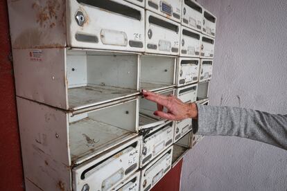 Estado de los buzones de la barriada Estatuto de Autonomía de Écija (Sevilla). foto.ALEJANDRO RUESGA