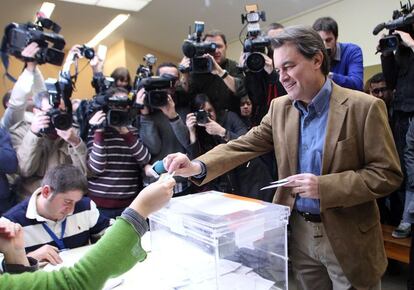 El candidato de Convergència i Unió, Artur Mas, ha votado en una escuela de la calle de Travessera de Gràcia.