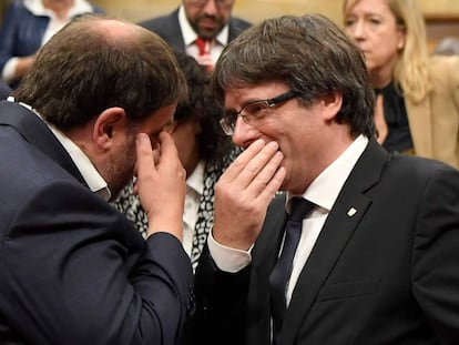 Carles Puigdemont e Oriol Junqueras, presidente e vice-presidente da Generalitat, durante a sessão do Parlamento sobre a declaração unilateral de independência.