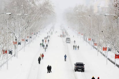 Una espesa capa de nieve cubre el Paseo de la Castellana en Madrid, este sábado. 