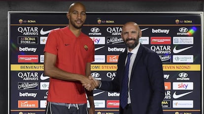 Monchi saluda a N'Zonzi, nuevo jugador de la Roma.