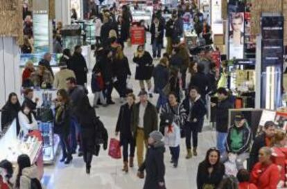 Una multitud de clientes visitan los grandes almacenes Macy's la noche de Acción de Gracias en Nueva York (Estados Unidos) el 28 de noviembre de 2013.