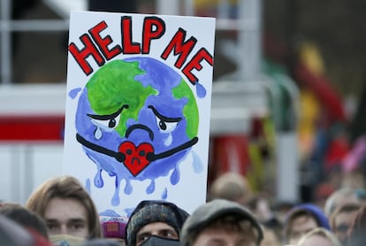 Manifestantes portan un cartel mientras asisten a una protesta durante la Conferencia de la ONU sobre Cambio Climático (COP26), en Glasgow, el 6 de noviembre de 2021.