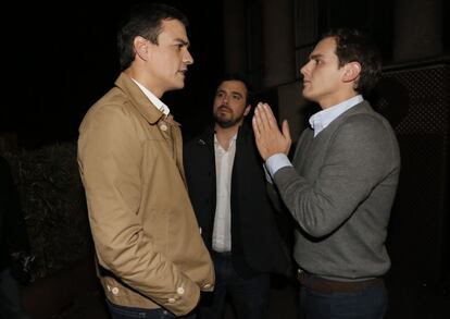 Los candidatos Pedro Sánchez, Alberto Garzón y Albert Rivera conversan antes del programa especial de la Cadena Ser en Madrid.