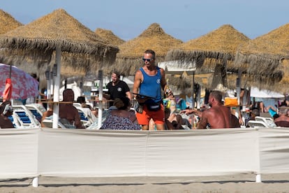 Turistas consumiendo en los chiringuitos de La Carihuela, en Torremolinos (Málaga). / GARCÍA-SANTOS