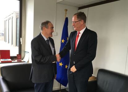 El alcalde de Palma del Río, el socialista José Antonio Ruiz Almenara, este jueves con el director general de Agricultura de la Comisión Europea, Joost Korte.