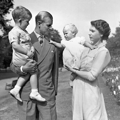 Felipe de Edimburgo, con su hijo Carlos en brazos y a su lado Isabel II , con su hija Ana.