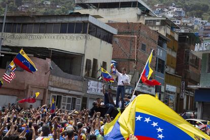 Juan Guaidó habla a los locales en la plaza El Cónsul, en La Guaira, Venezuela.