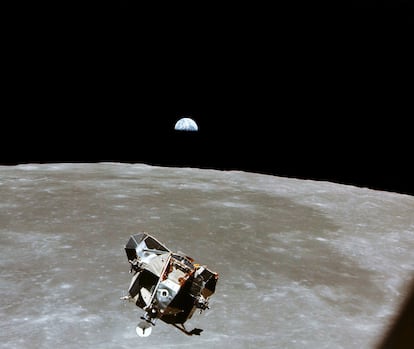 Esta foto que tomó Michael Collins en la primera misión a la Luna en 1969, "la foto que retrató a toda la humanidad" porque se ve el módulo lunar que transporta a los astronautas y  la Tierra a lo lejos, aparece citada en 'Orbital'.