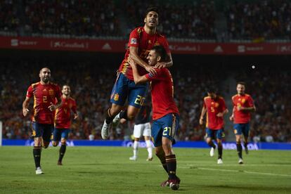 Asensio celebra con Ceballos después de marcar el tercer gol