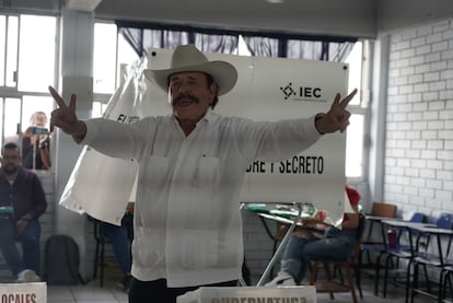 Armando Guadiana emitió su voto acompañado de Mario Delgado, dirigente de Morena. "¡Vamos a ganar! ¡Vamos a ganar!", ha dicho enfático el candidato después de emitir su voto.