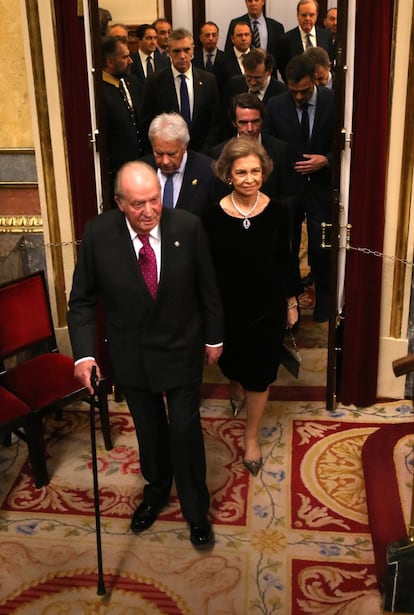 El rey emérito Juan Carlos junto a la reina Sofía, acompañados de todos los presidentes del Gobierno, a su llegada al hemiciclo del Congreso de los Diputados.
