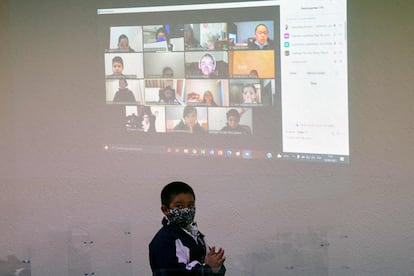 En la Escuela Primaria Motolinia de Ciudad de México algunos alumnos se incorporaron de manera virtual al ciclo escolar. En la mayoría de los colegios se contempla un esquema mixto con clases presenciales y virtuales.