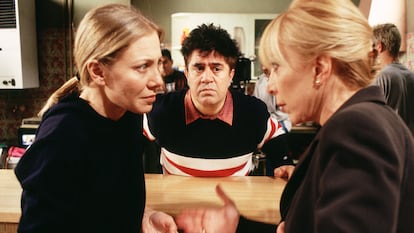 Cecilia Roth, Almodóvar y Rosa Maria Sardà, en el rodaje de 'Todo sobre mi madre'.