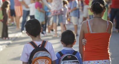 Alumnos en la entrada de un colegio de Sevilla.