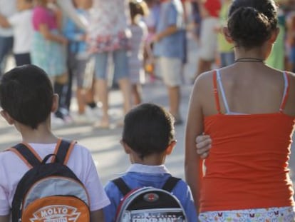 Alumnos en la entrada de un colegio de Sevilla.