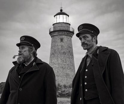  Willem Dafoe y Robert Pattinson en 'El faro'.