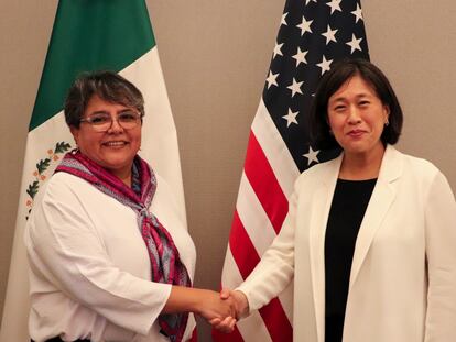 Raquel Buenrostro y Katherine Tai, el 6 de julio en Cancún (México). Las representantes comerciales de México, EE UU y Canadá se reunieron el jueves 6 de julio de 2023.
