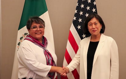 Raquel Buenrostro y Katherine Tai, el 6 de julio en Cancún (México). Las representantes comerciales de México, EE UU y Canadá