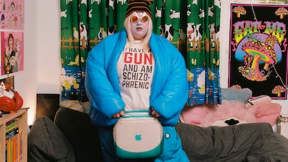 Con chaqueta de YEEZY y botas de MOON BOOTS. La camiseta y el pantalón son suyos.