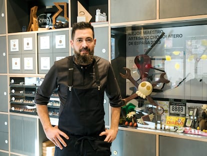 Raúl Bernal posa junto a algunos de sus trofeos en su pastelería Lapaca, en Huesca.