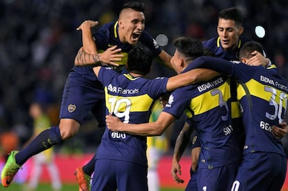 Los jugadores de Boca celebran uno de los goles ante Aldosivi.