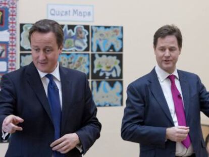 David Cameron y Nick Clegg, viceprimer ministro, en un colegio en Londres.