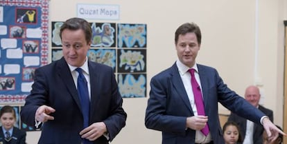 David Cameron y Nick Clegg, viceprimer ministro, en un colegio en Londres.