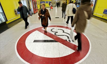 Cartel que ilustra la prohibición de fumar en el Metro de Madrid. 