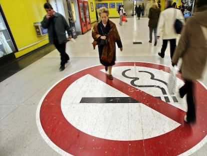 Cartel que ilustra la prohibición de fumar en el Metro de Madrid. 