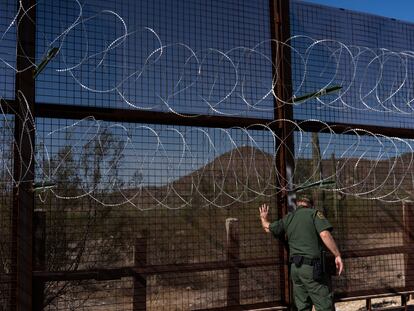 Guarda vigia cerca na fronteira entre México e EUA.