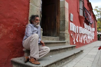 El artista Francisco Toledo, en Oaxaca, en 2014. En entrevista con EL PAÍS comentó que en la pintura "pensé que podría encontrar mi alma o algo bueno, que pudiera ser un medio para encontrar una identidad, y en el fondo creo que no encontré nada o que encontré poco".