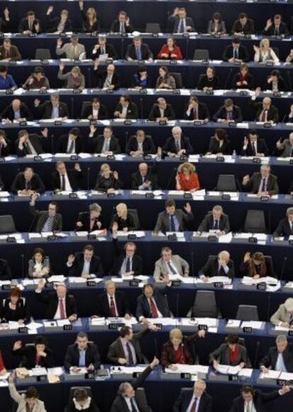 Eurodiputados votan durante el pleno de este martes.