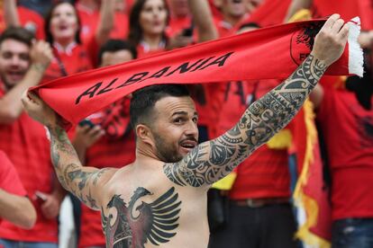 Un hincha albanés en el Stade des Lumiere poco antes del comienzo del partido contra Rumania. 