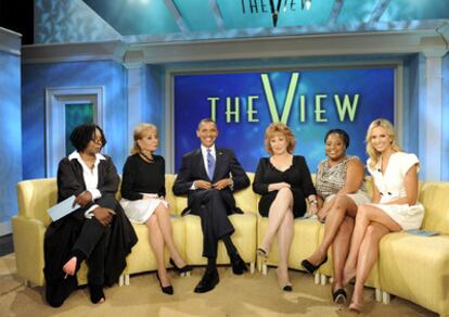 El presidente de EE UU, Barack Obama, con las presentadoras del programa <i>The View</i> de la ABC.