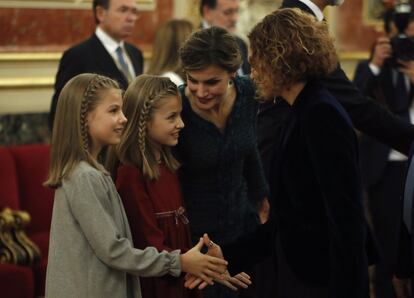 La infanta Sofía y la princesa Leonor, durante el saludo a los diputados.