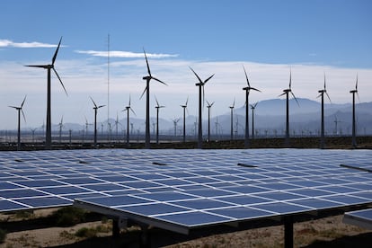 Un parque eólico opera cerca de paneles solares en Palm Springs, California (EE UU), en una imagen de archivo.