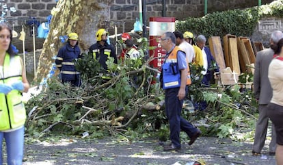 Equipos de rescate en el accidente de Madeira.