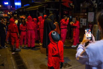 Un grupo de personas disfrazadas de la serie 'El juego del calamar' en una calle de Hong Kong (China), el 31 de octubre.