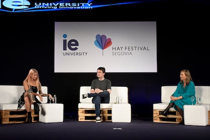 La cantante Bely Basarte, el escritor Manuel Bartual y la arquitecta Olga Subirós conversan en la inauguración del Hay Festival Segovia este jueves.