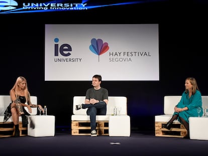 La cantante Bely Basarte, el escritor Manuel Bartual y la arquitecta Olga Subirós conversan en la inauguración del Hay Festival Segovia este jueves.