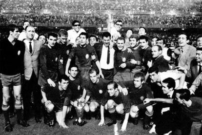 El equipo español celebra el título del 64 en el Bernabéu.