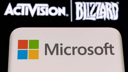 Logo de Microsoft en un móvil junto al de Activision Blizzard.