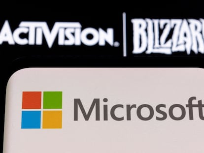Logo de Microsoft en un móvil junto al de Activision Blizzard.