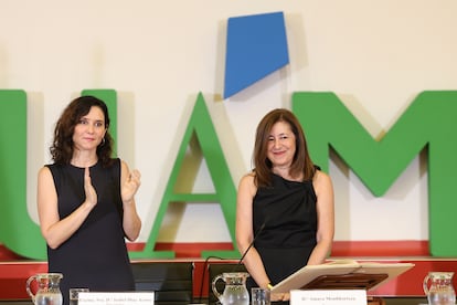 Desde la izquierda, la presidenta de Madrid Isabel Díaz Ayuso y la rectora de la Universidad Autónoma de Madrid, Amaya Mendikoetxea, durante al acto de toma de posesión de esta última.