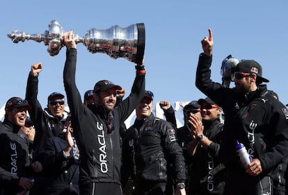 Ben Ainslie sostiene la Copa del América en 2013. 