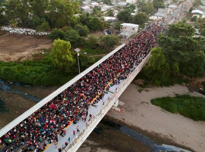 Migrantes centroamericanos, en su mayoría hondureños que viajan en caravana a los EE UU, permanecen en el puente internacional Rodolfo Robles que conecta Tecum Uman (Guatemala) con Ciudad Hidalgo (México).