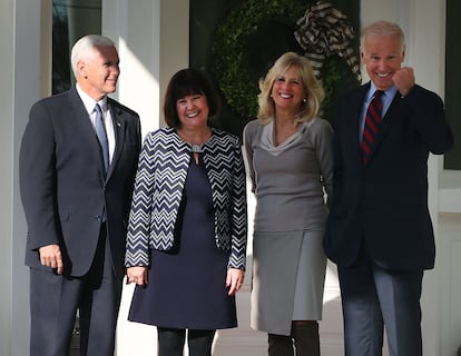 El entonces vicepresidente saliente Joe Biden y su esposa Jill reciben al vicepresidente entrante con el mandato de Donald Trump, Mike Pence, y su esposa Karen, en noviembre de 2016 en Washington, DC.