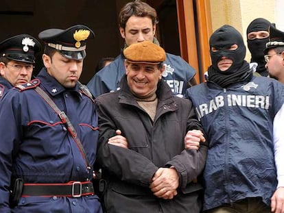 Carabineros custodian a Giuseppe Scaduto, uno de los supuestos mafiosos detenidos ayer en Palermo.